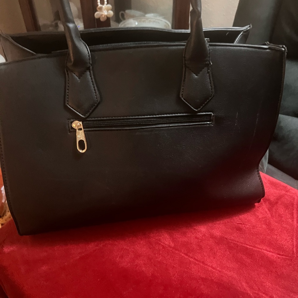 Classic Black Leather Shoulder Bag with Front Zip Pocket - Picture 3 of 10